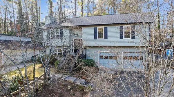 570 Candlewick LN NW, Lilburn, GA 30047