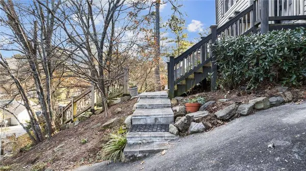 570 Candlewick LN NW, Lilburn, GA 30047