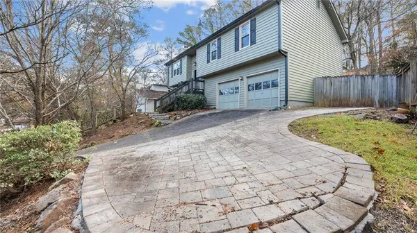 570 Candlewick LN NW, Lilburn, GA 30047