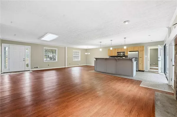 190 Crestwood CT, Alpharetta, GA 30009