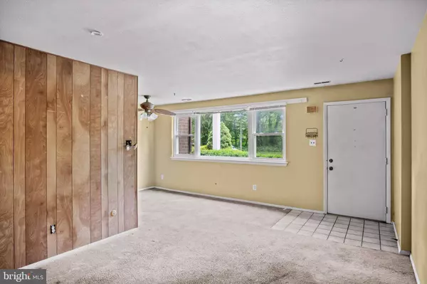 810 N FORKLANDING RD #207, Maple Shade, NJ 08052