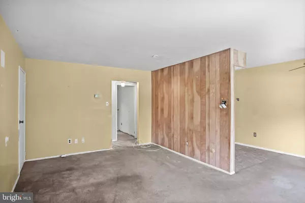 810 N FORKLANDING RD #207, Maple Shade, NJ 08052