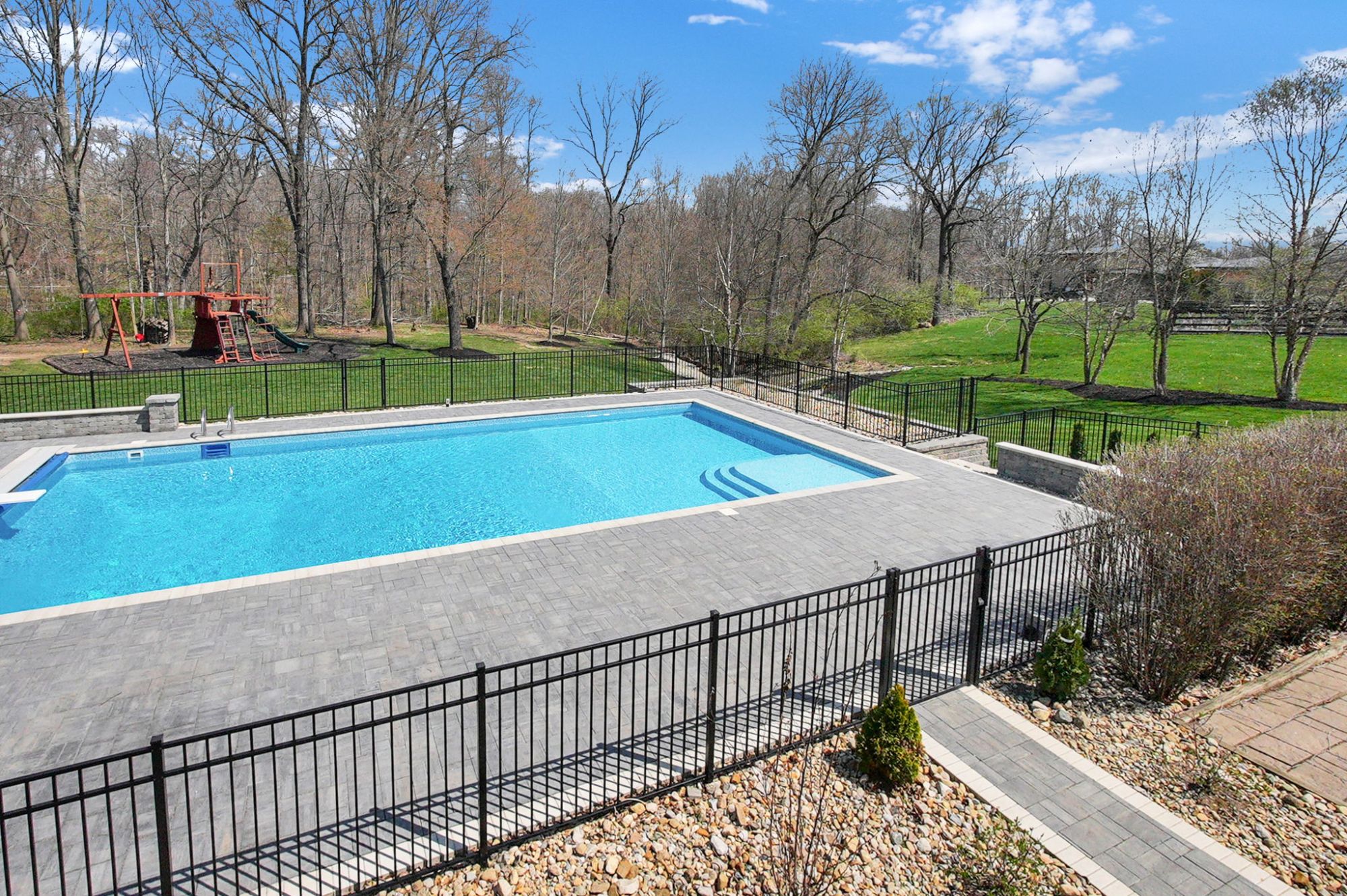 Upscale Powell Ohio neighborhood lifestyle scene