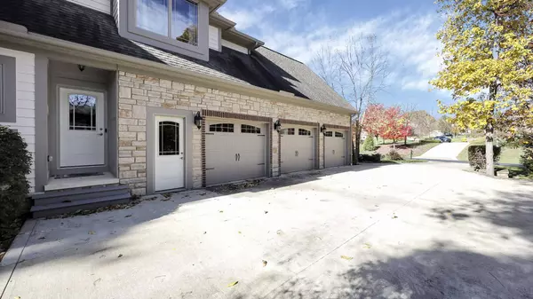 1551 Riverwood Ln, Powell, OH 43065-6103