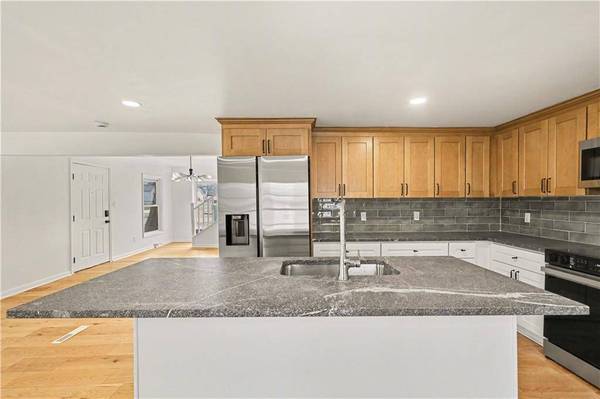 318 E Nichols ST, Spring Hill, KS 66083