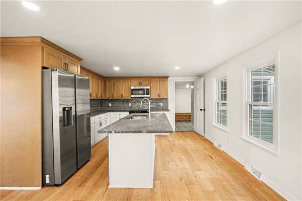 318 E Nichols ST, Spring Hill, KS 66083