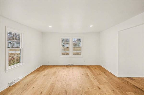 318 E Nichols ST, Spring Hill, KS 66083