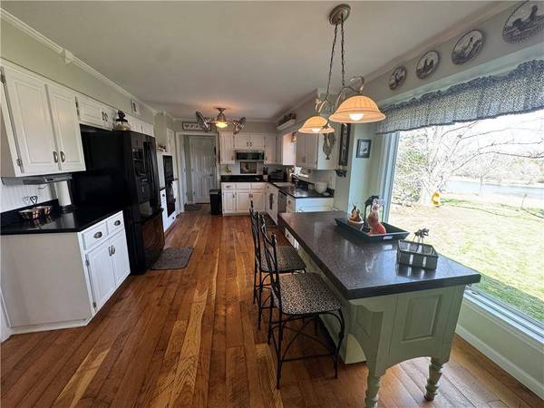 1510 S Lakestone DR, Olathe, KS 66061