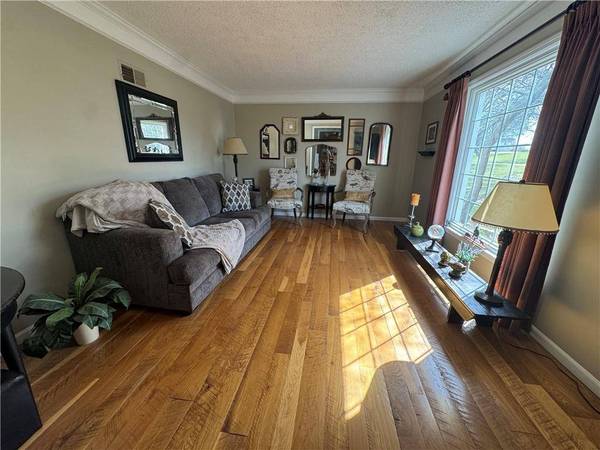 1510 S Lakestone DR, Olathe, KS 66061