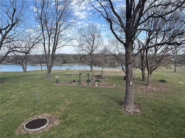 1510 S Lakestone DR, Olathe, KS 66061