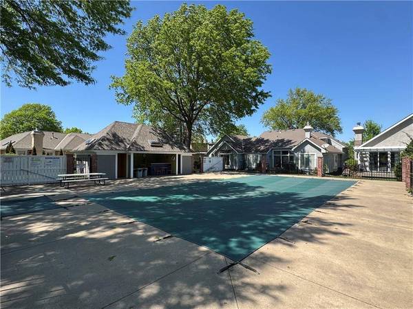8589 Hauser CT, Lenexa, KS 66215