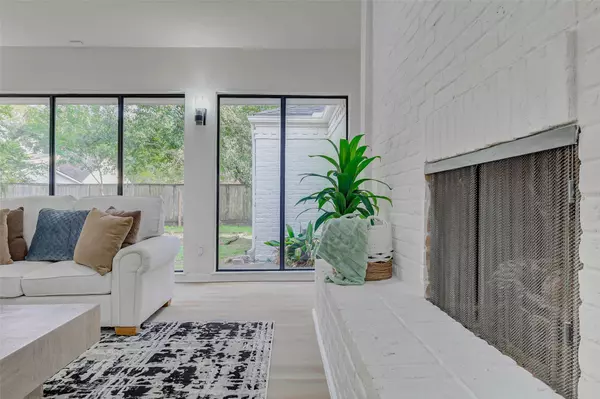 10303 Chevy Chase DR, Houston, TX 77042