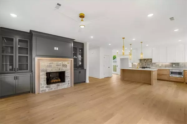 1310 Bella Vista Rd, Bentonville, AR 72712