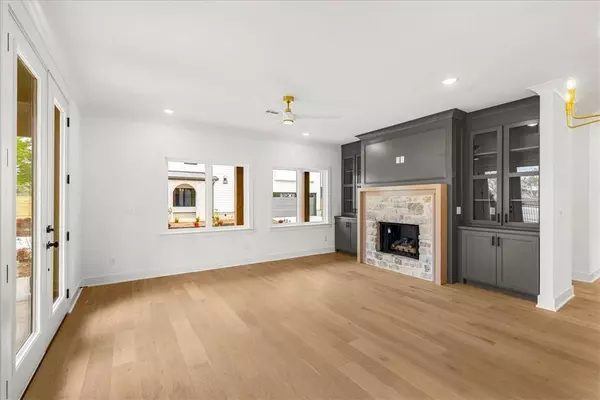 1310 Bella Vista Rd, Bentonville, AR 72712