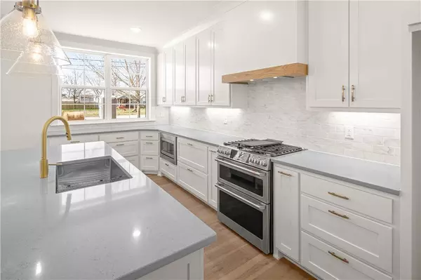 1316 Bella Vista Rd, Bentonville, AR 72712