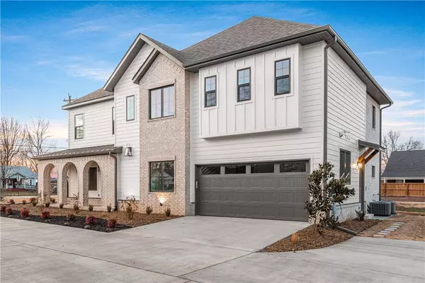 1316 Bella Vista Rd, Bentonville, AR 72712