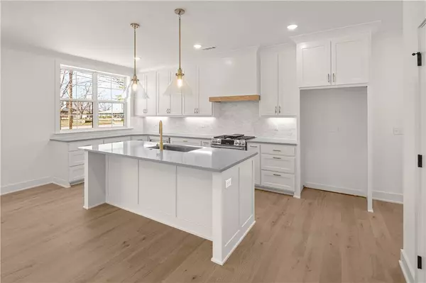 1316 Bella Vista Rd, Bentonville, AR 72712