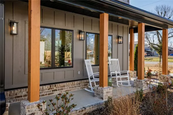 1310 Bella Vista Rd, Bentonville, AR 72712