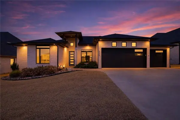 8004 W Dorchester St, Rogers, AR 72758