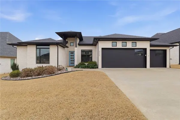 8004 W Dorchester St, Rogers, AR 72758