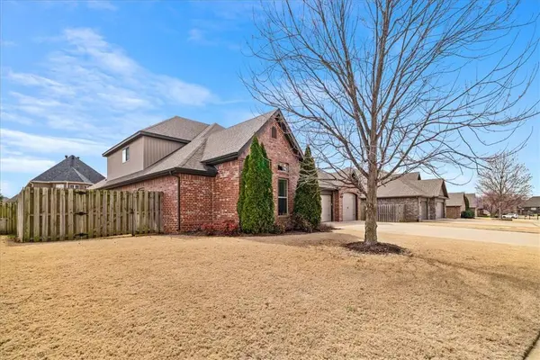 6106 W Bainbridge Dr, Rogers, AR 72758