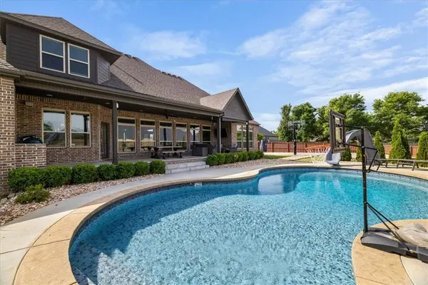 1300 Birkshire Ct, Cave Springs, AR 72718