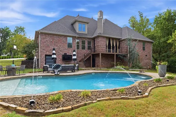 8700 Crest Ln, Springdale, AR 72762