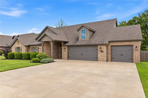1061 Quail Hollow Dr, Bentonville, AR 72713
