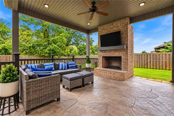 1061 Quail Hollow Dr, Bentonville, AR 72713