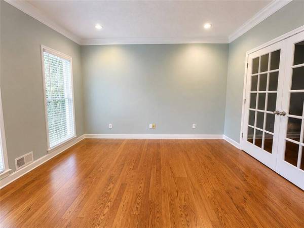 210 Pinehill LN, Woodstock, GA 30188