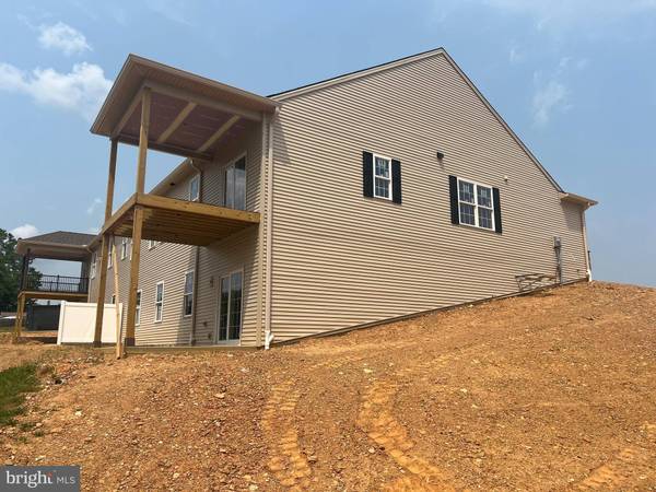 424 LEDGE ROCK DR #18, York, PA 17402