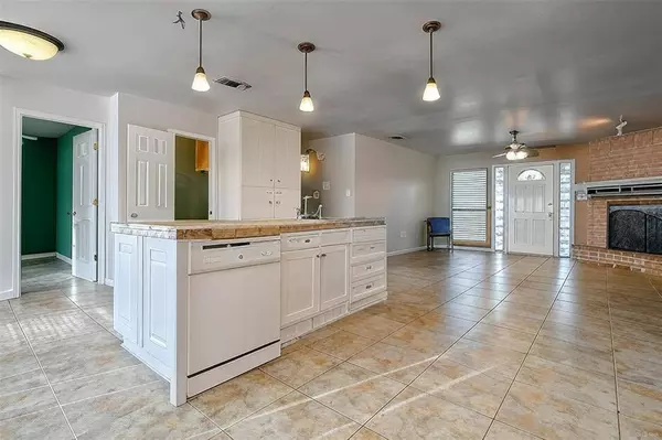 1907 Live Oak Circle, Azle, TX 76020