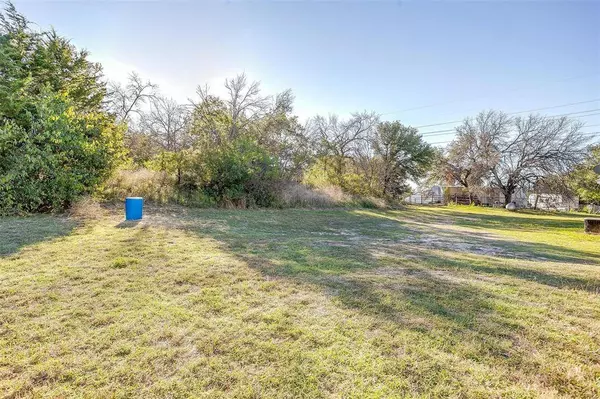 1907 Live Oak Circle, Azle, TX 76020