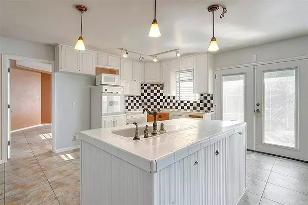 1907 Live Oak Circle, Azle, TX 76020