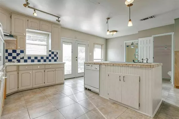 1907 Live Oak Circle, Azle, TX 76020