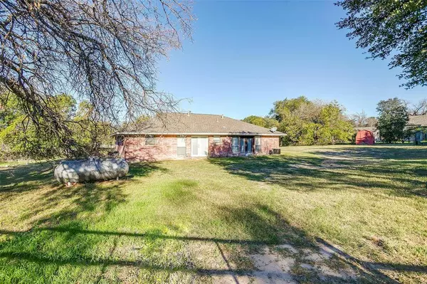 1907 Live Oak Circle, Azle, TX 76020