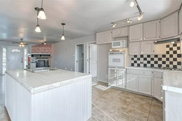 1907 Live Oak Circle, Azle, TX 76020