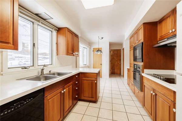 254 Parkview DR, Rochester, NY 14625