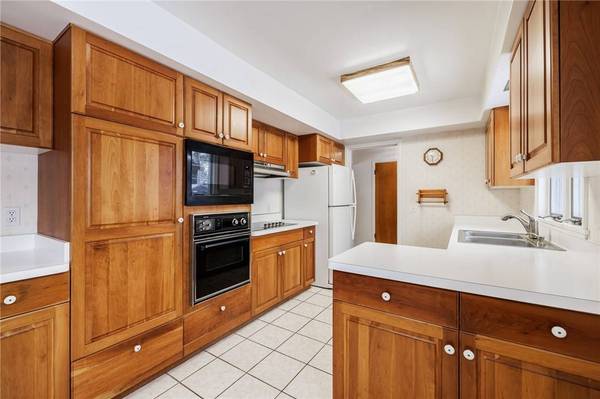 254 Parkview DR, Rochester, NY 14625