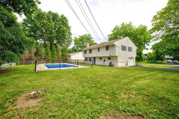 37 Ledgewood CIR, Rochester, NY 14615