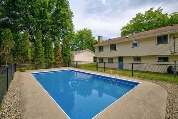 37 Ledgewood CIR, Rochester, NY 14615