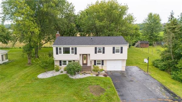 1964 Paddy Ln, Ontario, NY 14519
