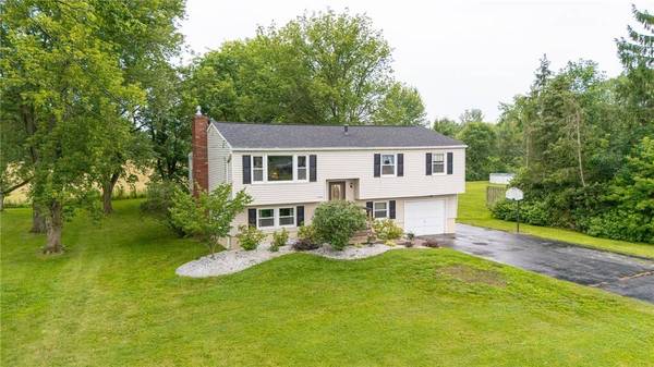 1964 Paddy Ln, Ontario, NY 14519