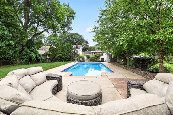 106 Stonehenge RD, Rochester, NY 14609