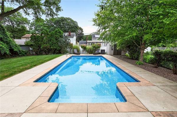 106 Stonehenge RD, Rochester, NY 14609