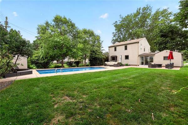 106 Stonehenge RD, Rochester, NY 14609