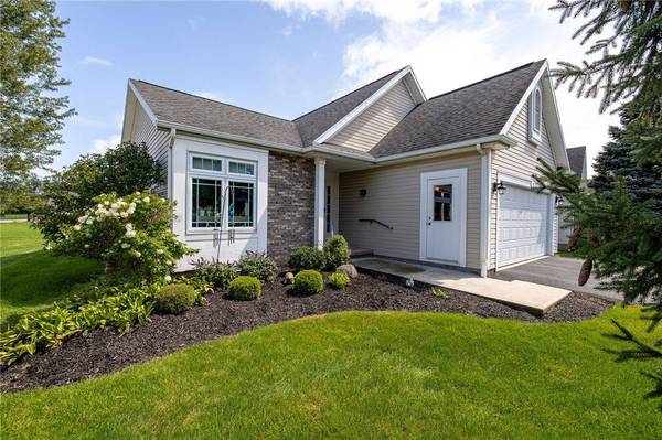 17 Foxtail Ln, North Chili, NY 14514
