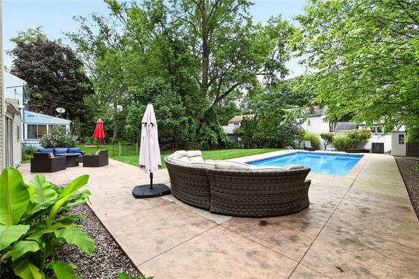 106 Stonehenge RD, Rochester, NY 14609