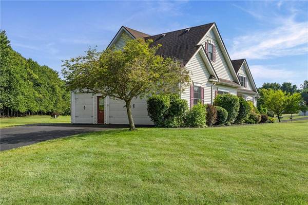 1886 Surrey XING, Ontario, NY 14519