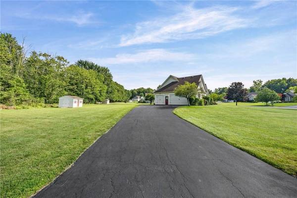 1886 Surrey XING, Ontario, NY 14519